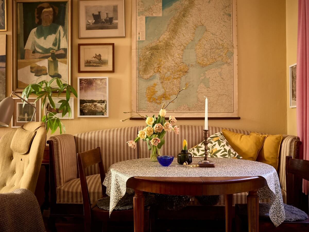 Cozy vintage apartment living room with antique decor, warm lighting, and traditional furniture